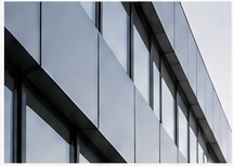 Facade på moderne ejendom